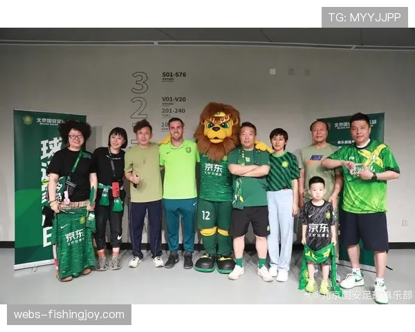 主场球迷统一身着白色T恤，制造“白色海洋”为球队助威