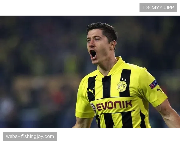 特写：赛后混合采访区，莱万安慰失落的前多特队友、现塞尔塔球员布兰特